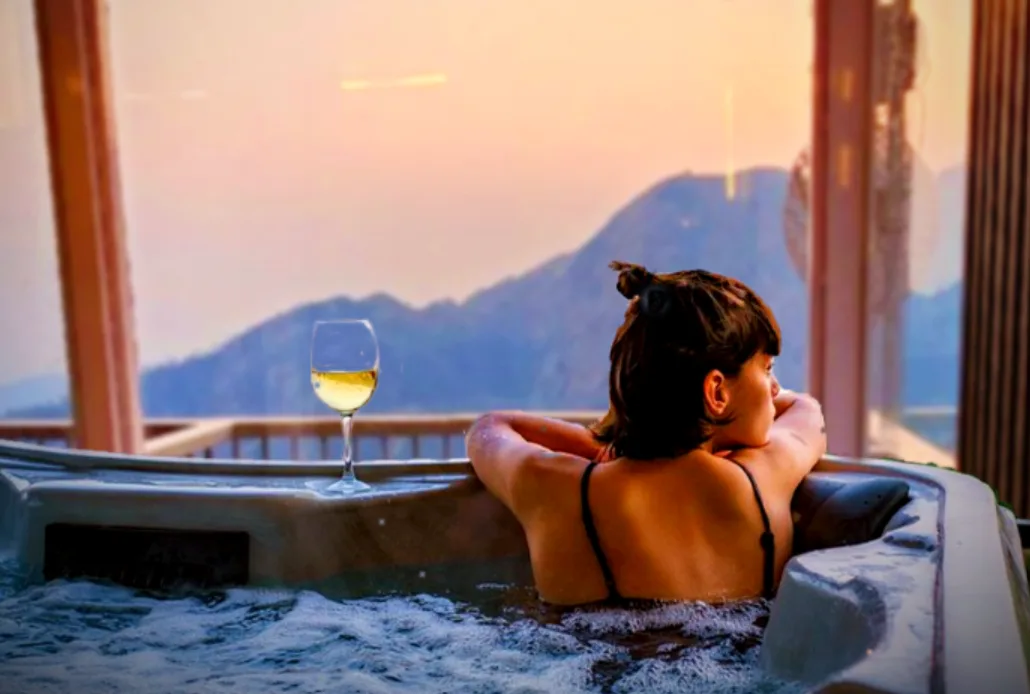 Panoramic Jacuzzi Suite